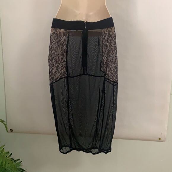 VICTORIA SECRET LACE SLIP SKIRT SIZE M - Picture 3 of 5